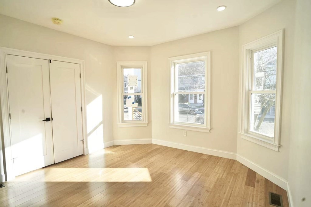 5 bed, 2 bath apartment for rent at 75 Wareham St Unit 1, Tufts University — photo 4 of 10