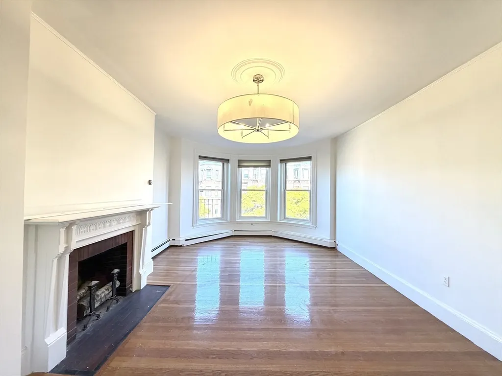 218 Newbury St, Back Bay