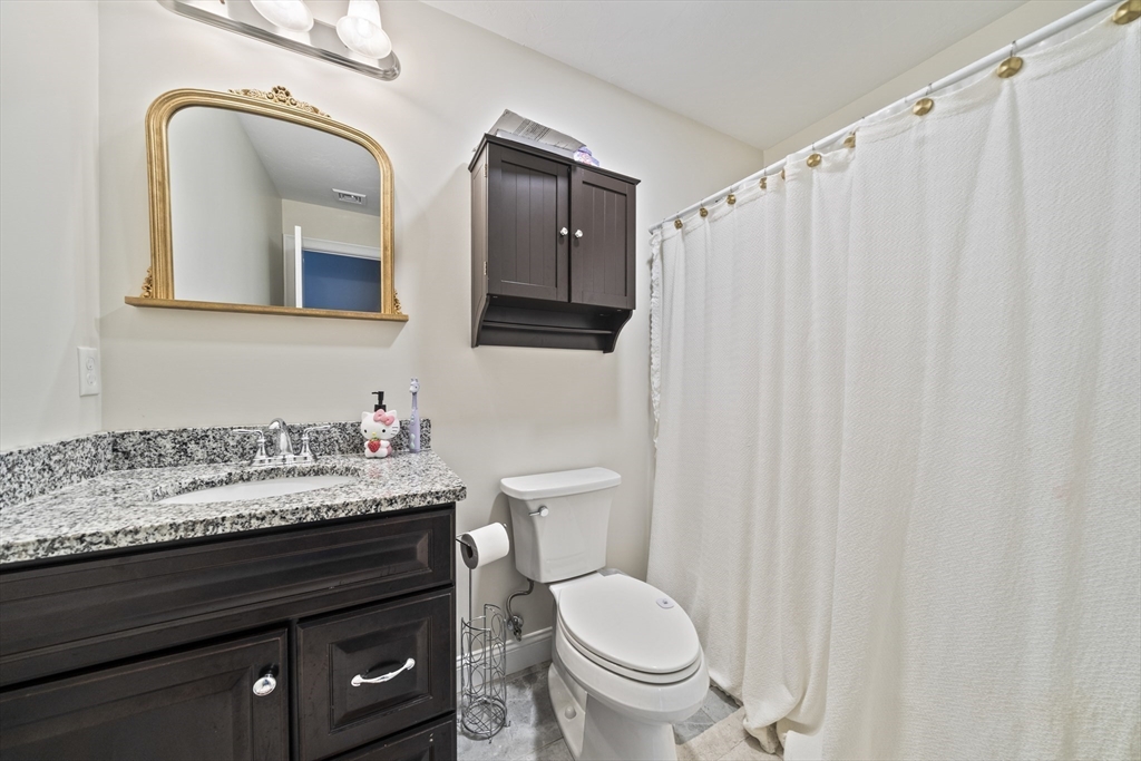 8 Old Field Way, Lakeville