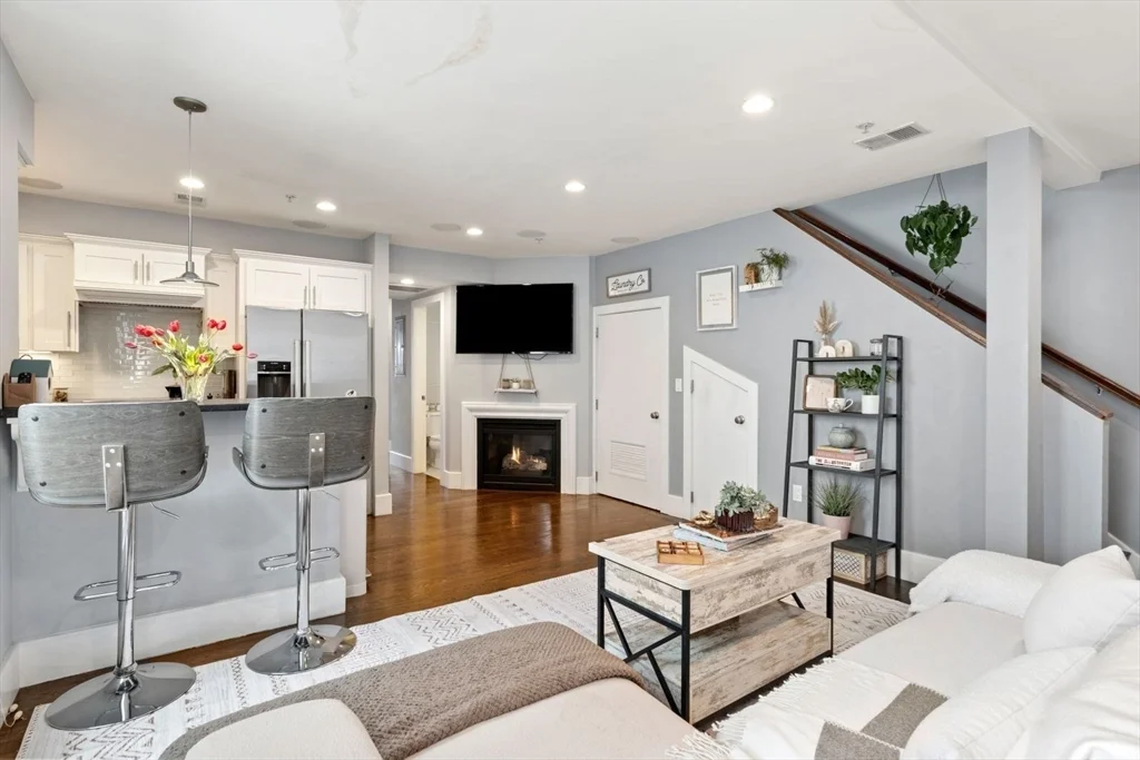 12 Mohawk St, South Boston