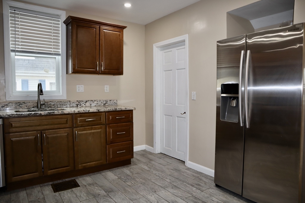 4 Champlain Rd, Salem