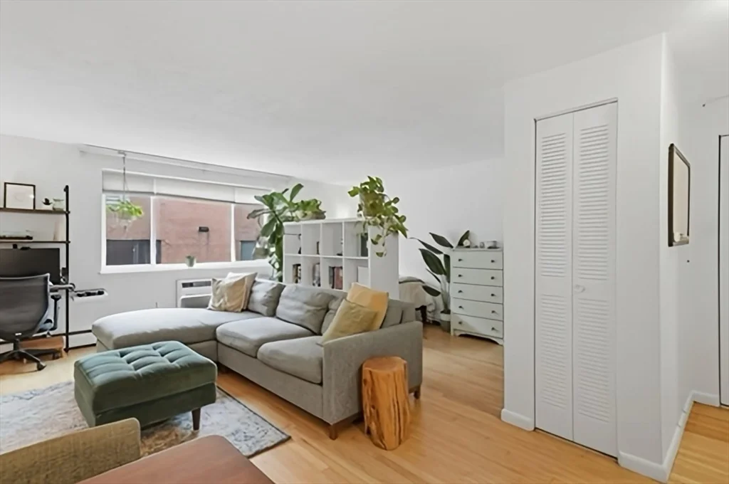 205 Kent St, Longwood