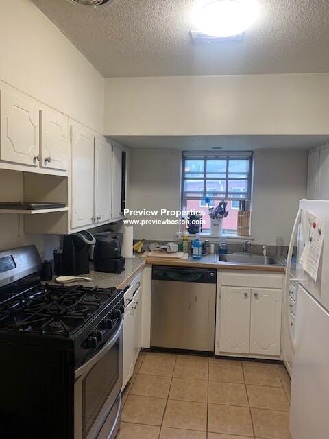 14 Lake Shore Ct, Oak Square