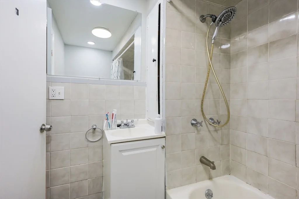 104 Oak St, Fall River