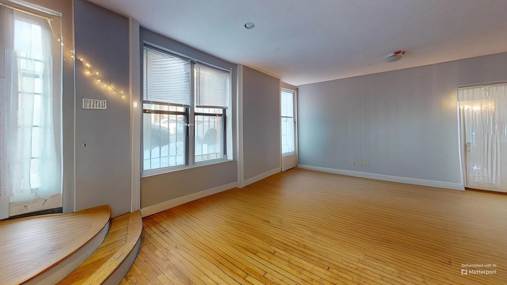 330 1/2 E St, South Boston