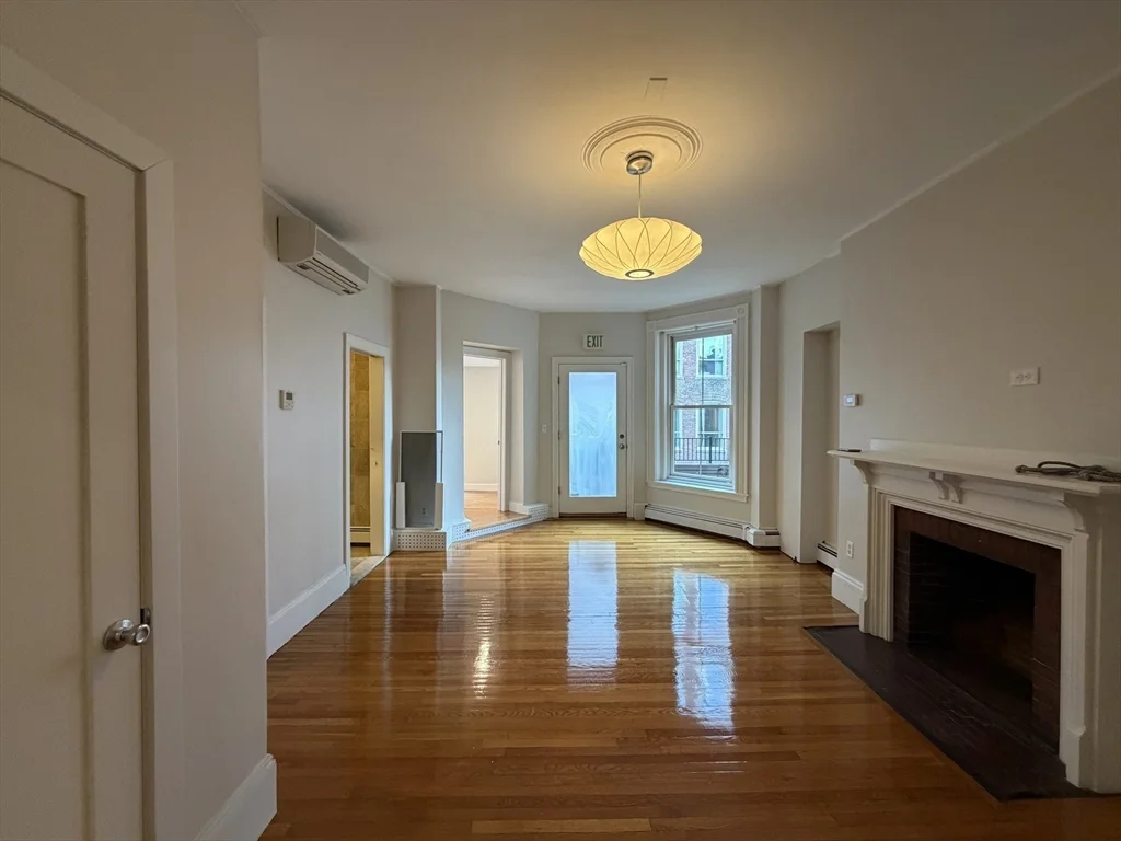 218 Newbury St, Back Bay