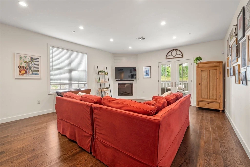 213 E Eagle St, East Boston