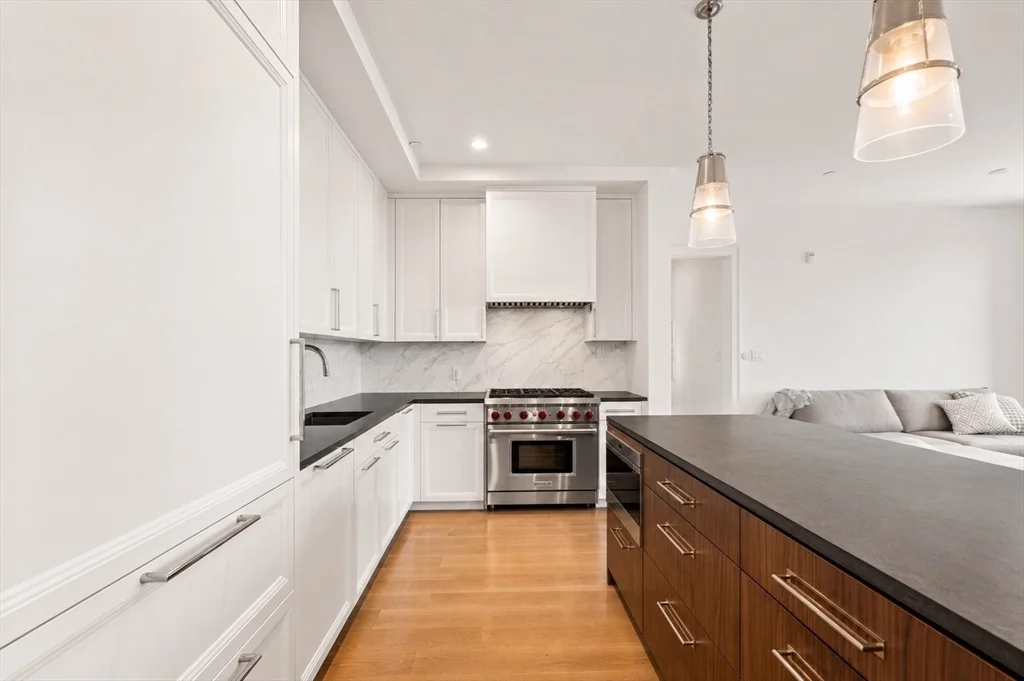 100 Linden St, Wellesley