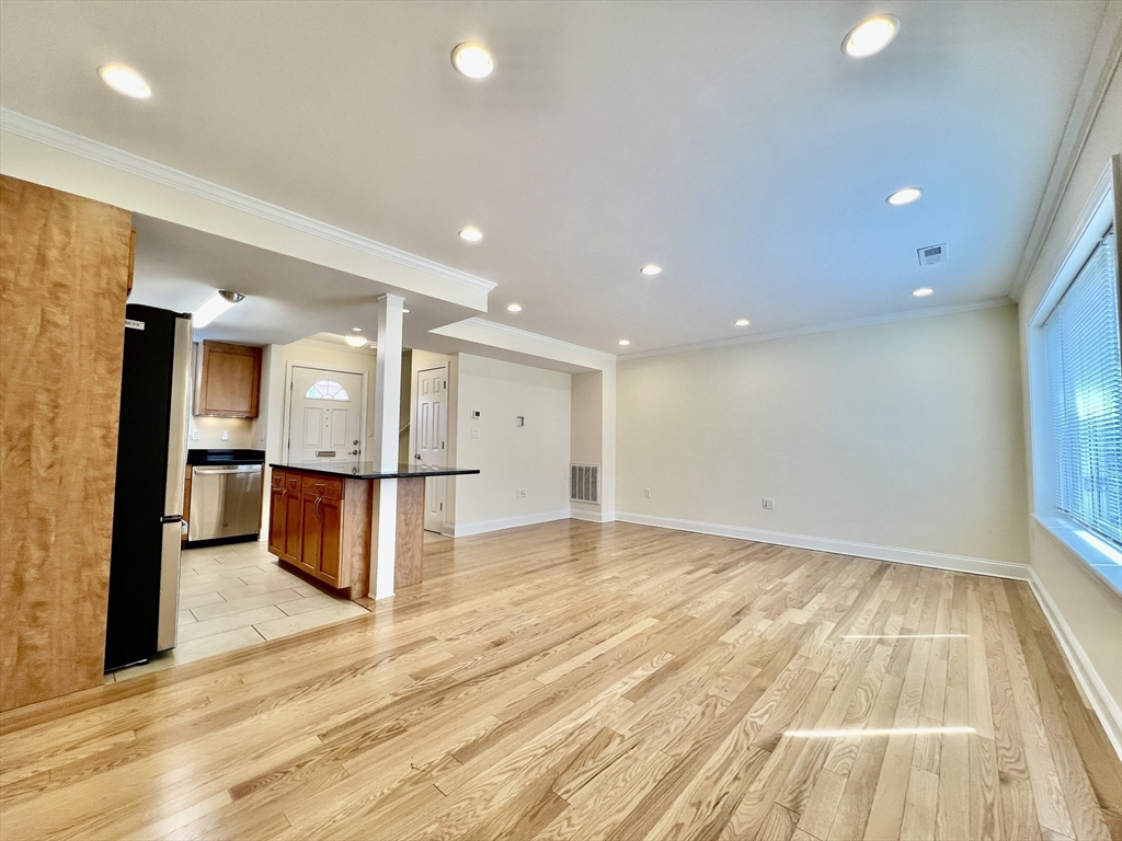 124 Thornton Rd, Chestnut Hill