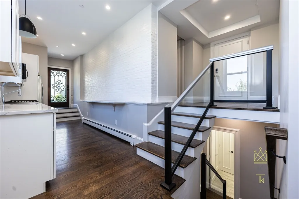 85 Regent St, Roxbury