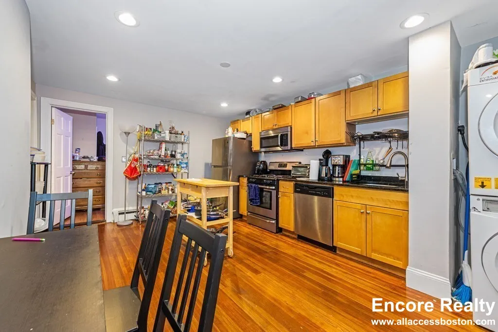 44 Hillside St, Mission Hill