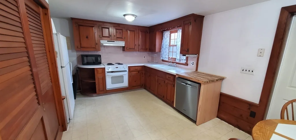 129-1/2 Summer St, Downtown