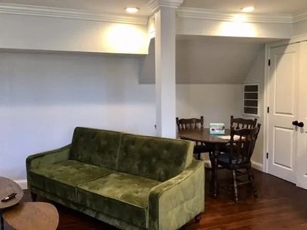 142 Centre St, Mission Hill