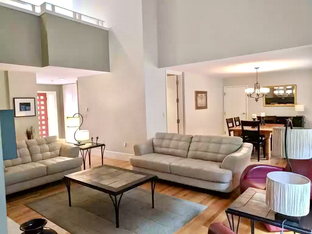 253 Nahanton St, Oak Hill