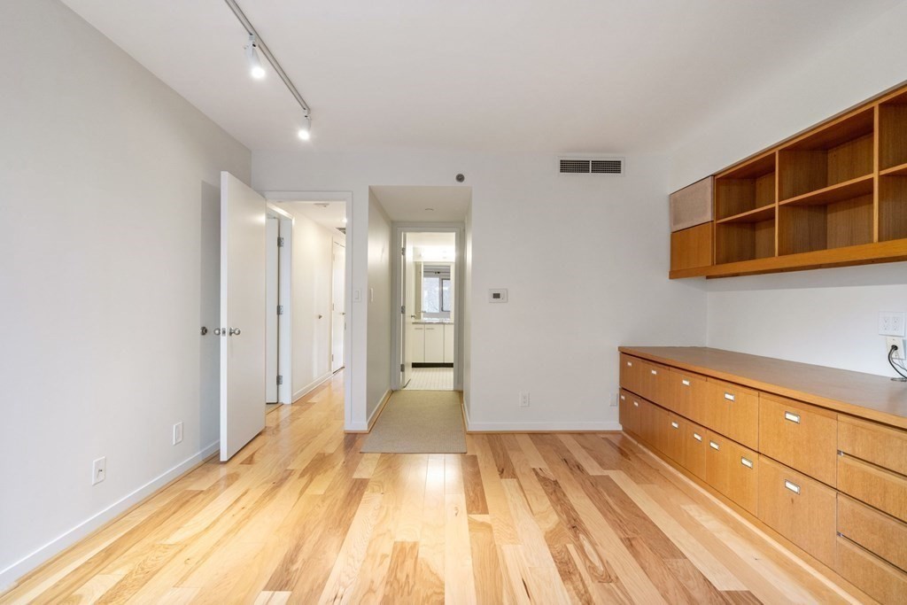 975 Memorial Dr, Harvard Square