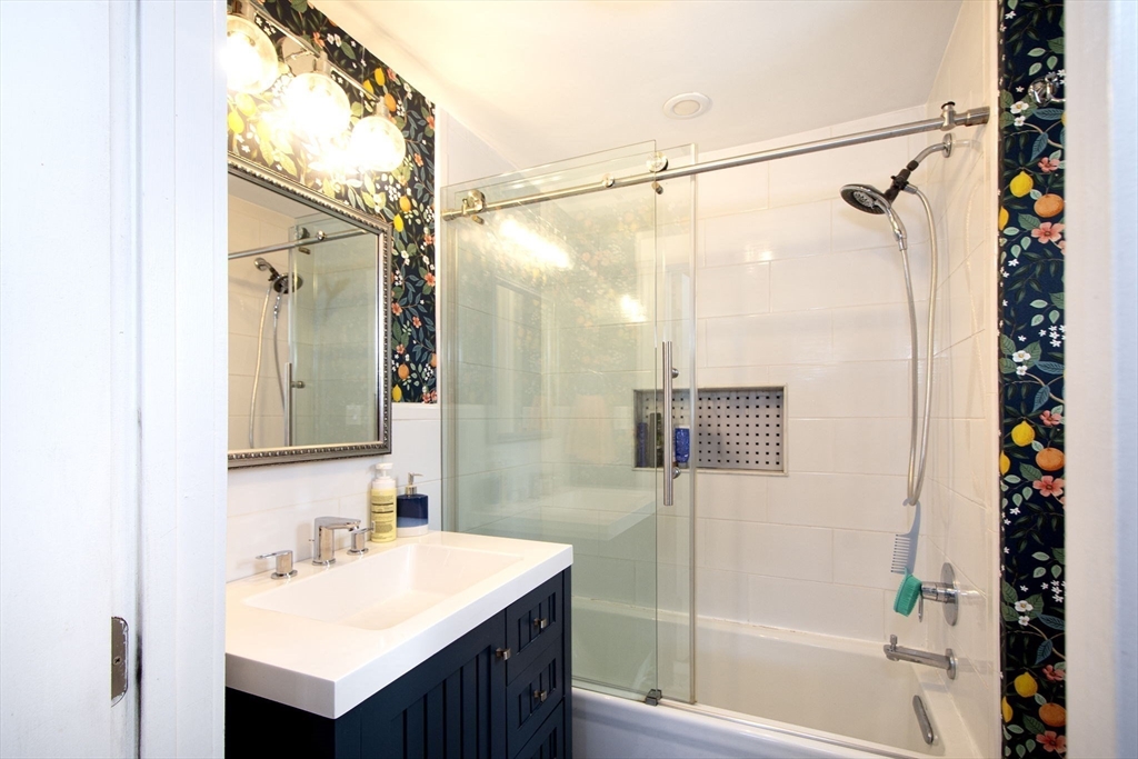 10 Hollis St, South Weymouth