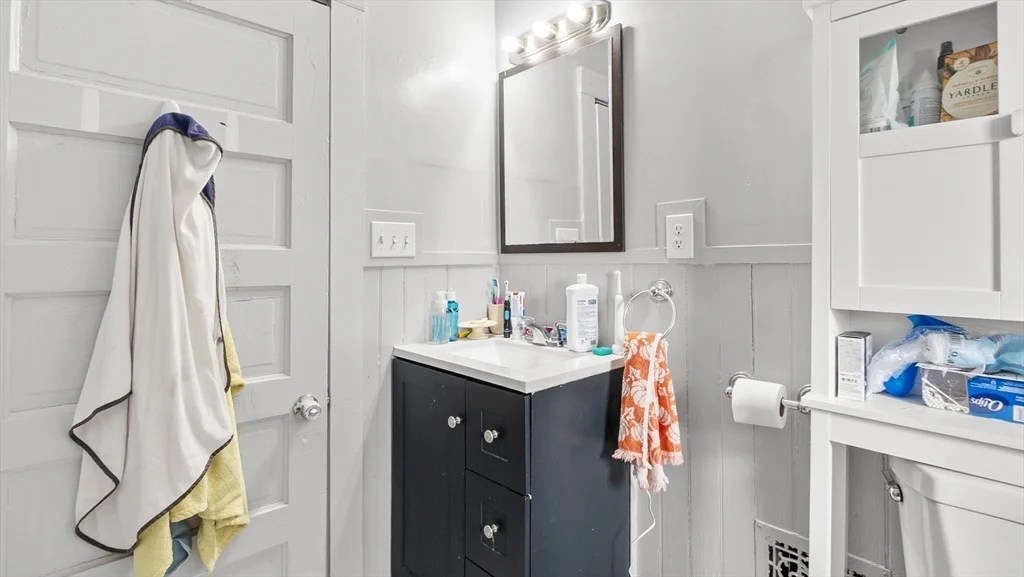 6 Crescent St, Whitinsville