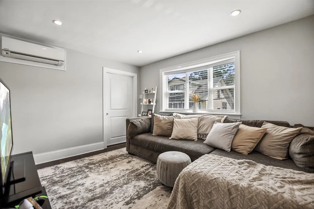 13 Town Hill St, Quincy