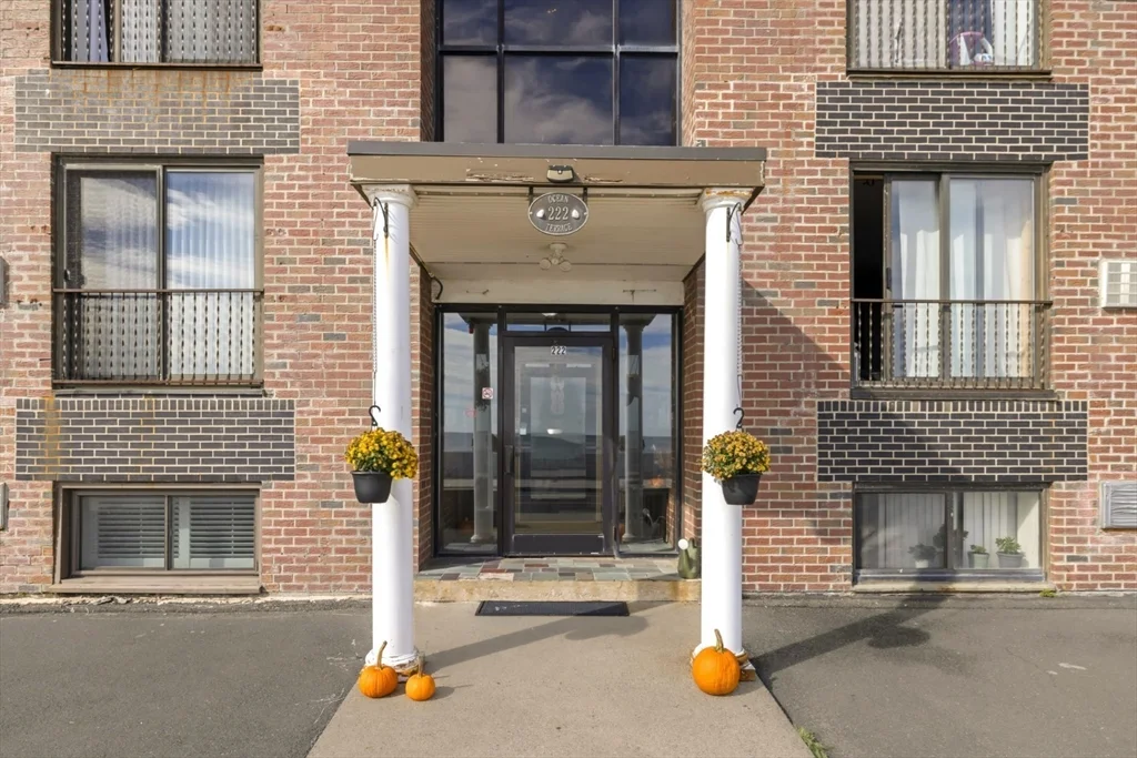 222 Winthrop Shore Dr, Winthrop