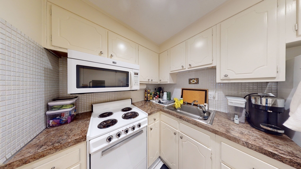 81 Green St, North Brookline