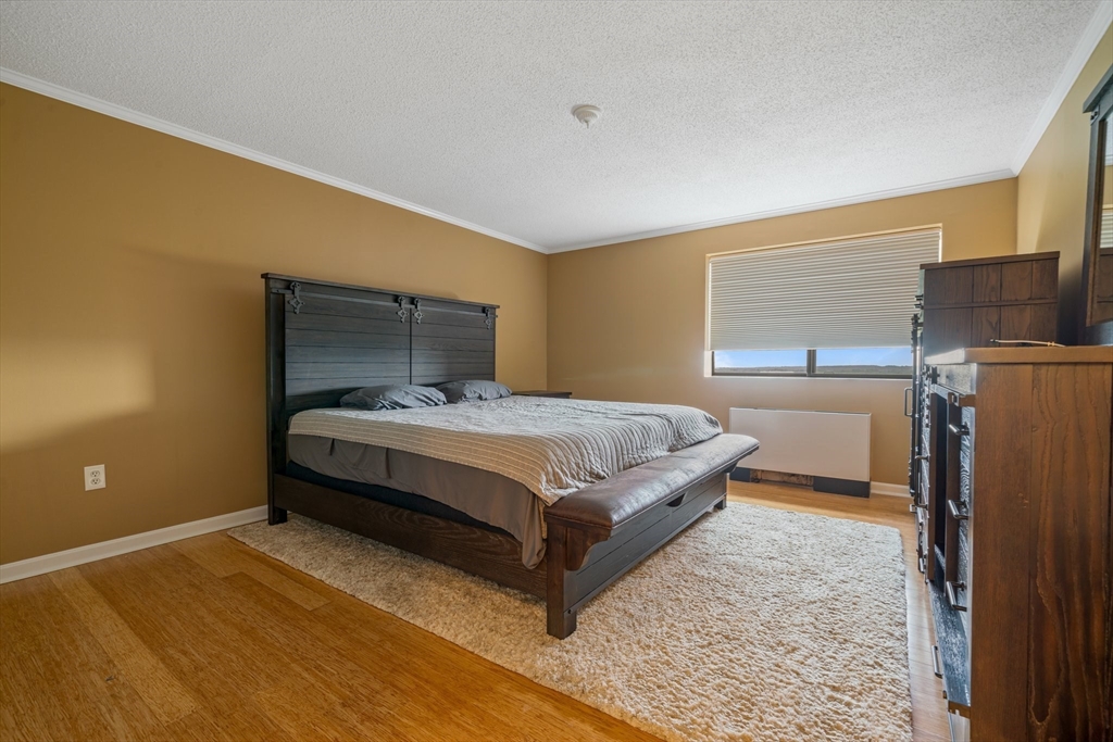 3 Summit Dr, Reading