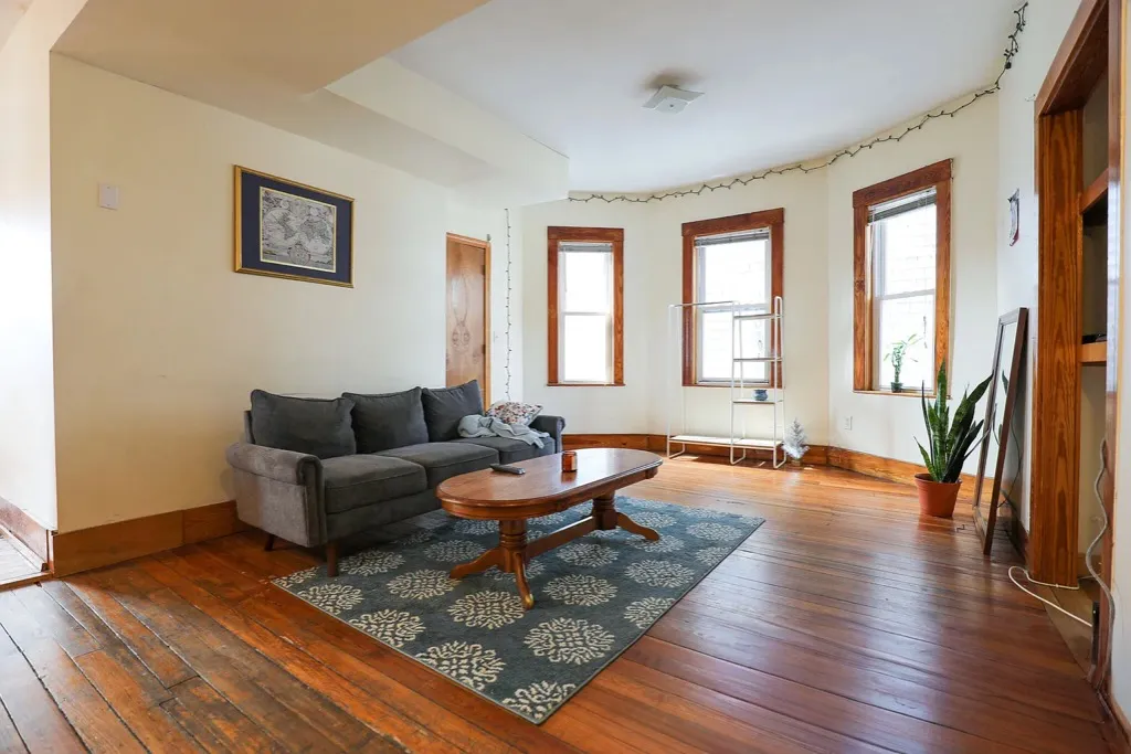 346 Faneuil St, Oak Square