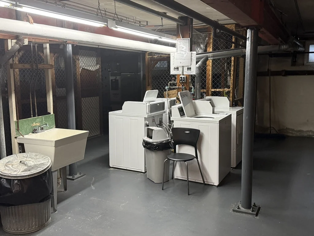 4 Longwood Dr, Andover