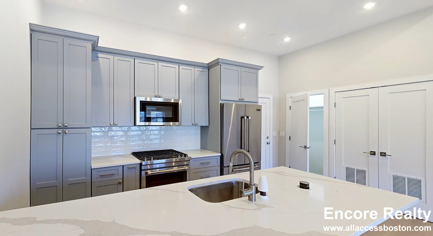 32 Cummins Highway, Roslindale