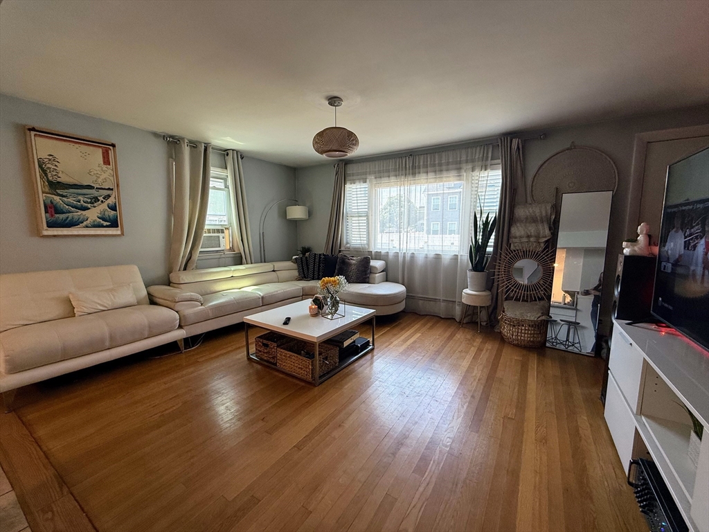 89 Bunker Hill Ave, Lowell