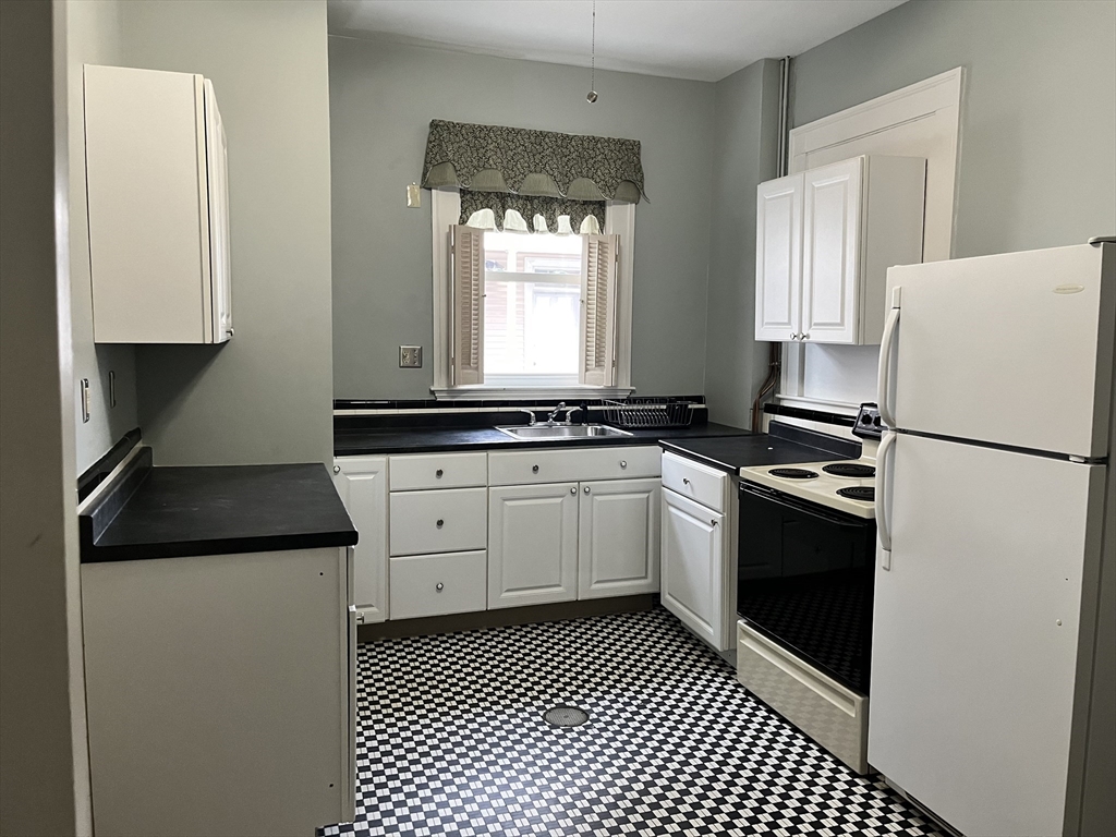 986 Plymouth Ave, Fall River