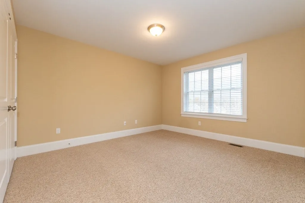 15 Hialeah Ln, Framingham