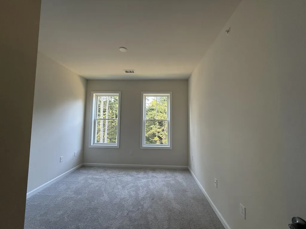 4 Winslow Ln, Grafton