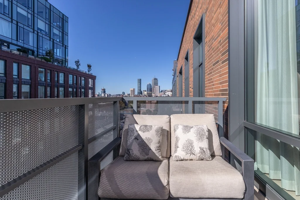 32 Traveler St, South End