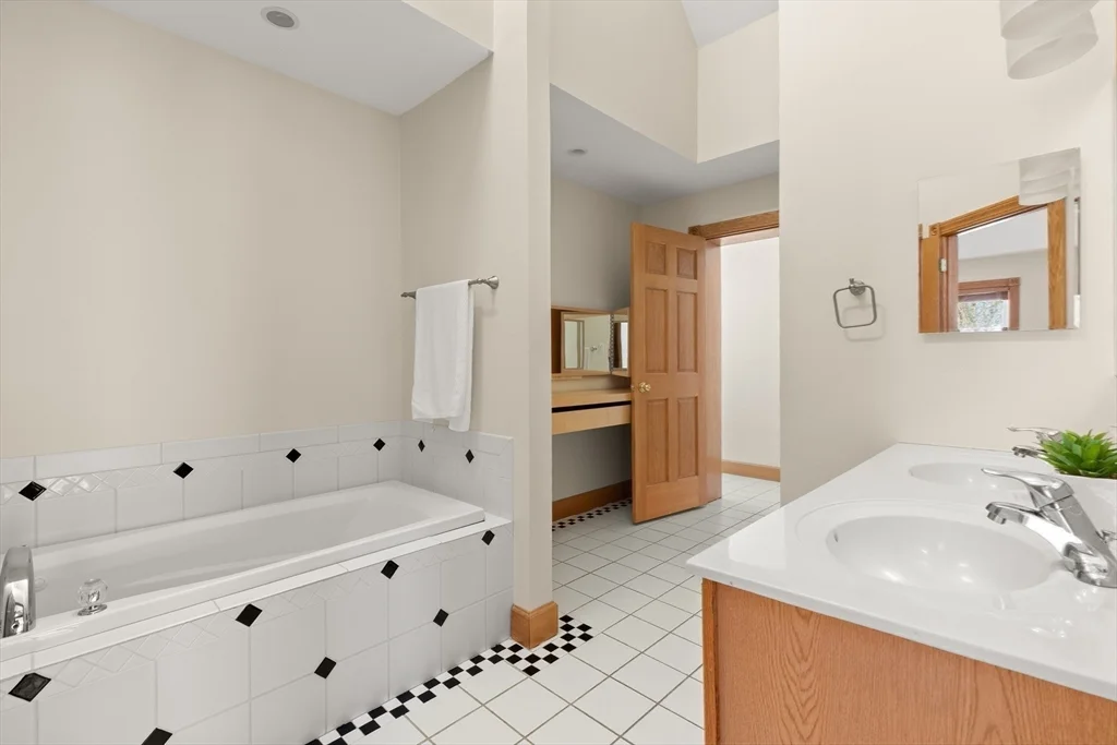 25 Pleasant St, Nahant