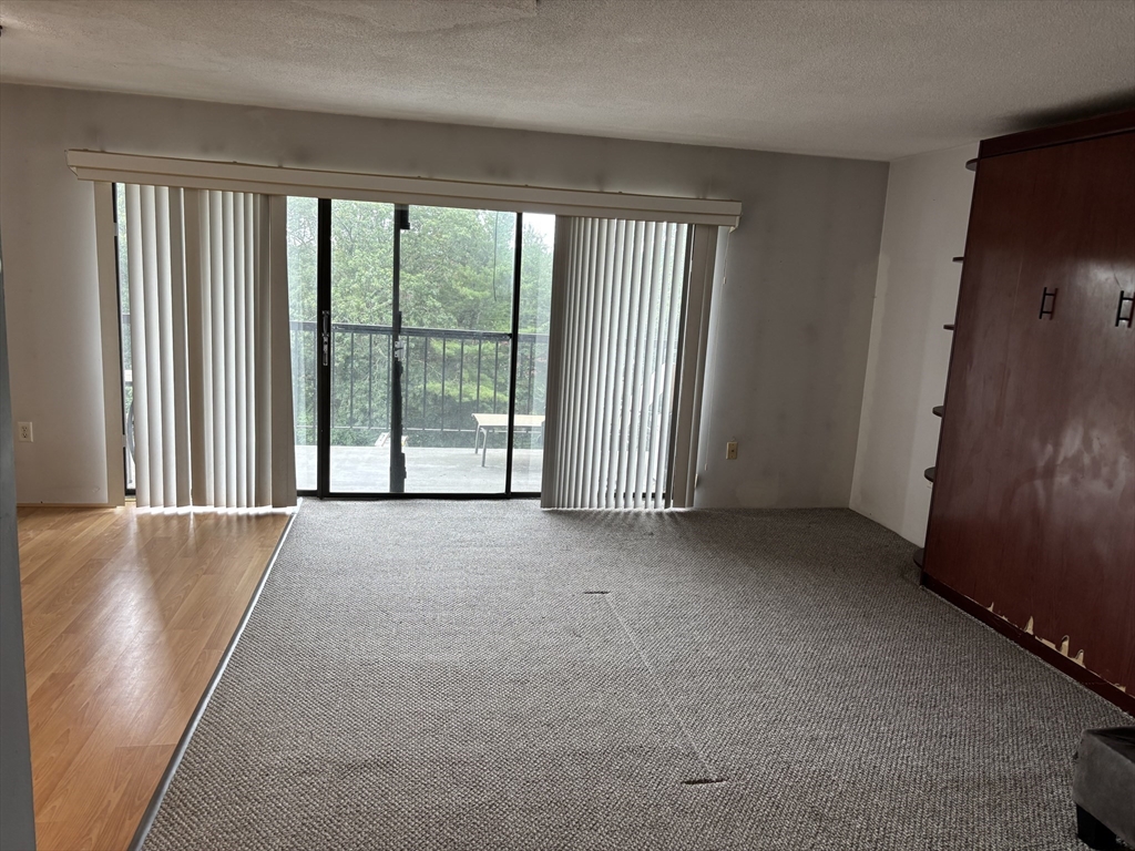 1 Summit Dr, Reading