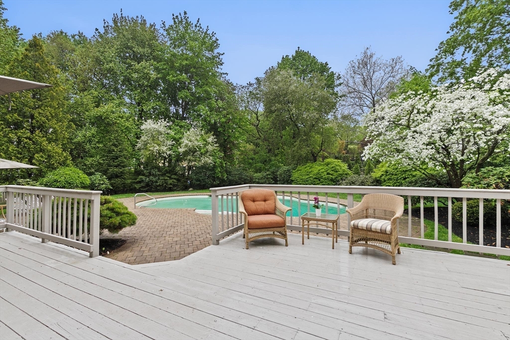 25 Laurus Ln, Newton