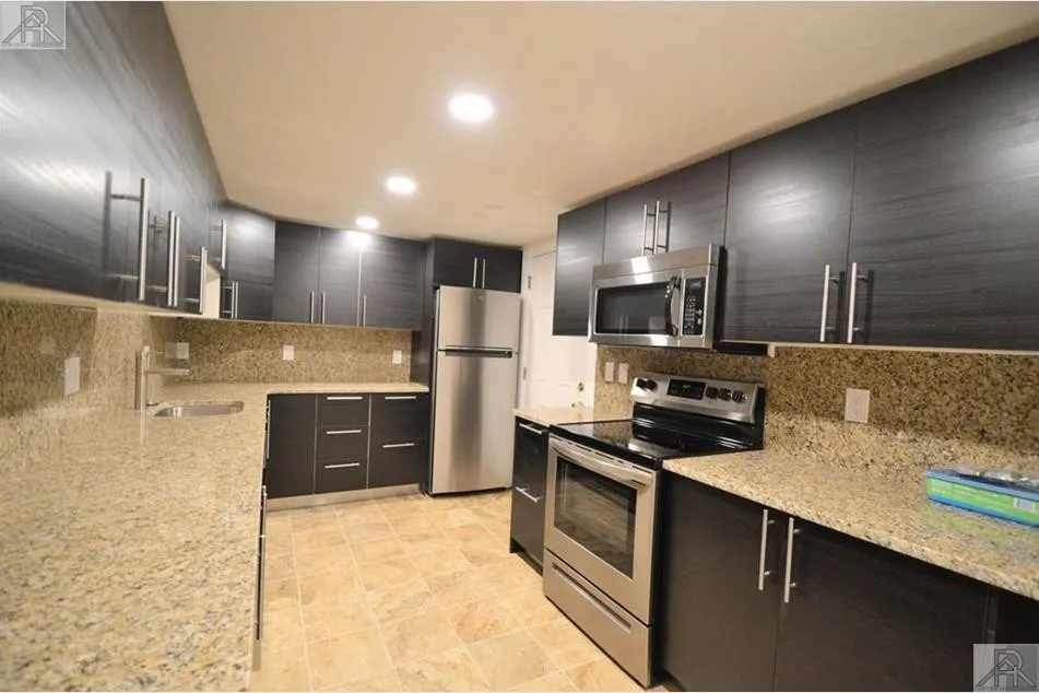 73 Thatcher St, North Brookline