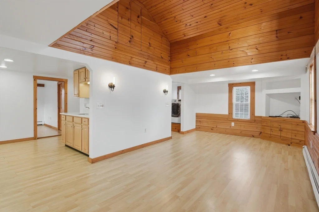 92 Main St, Hopkinton