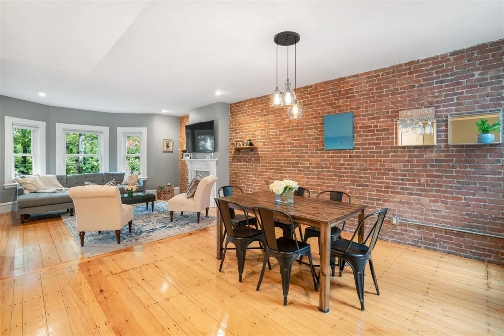 30 Oak St, Charlestown