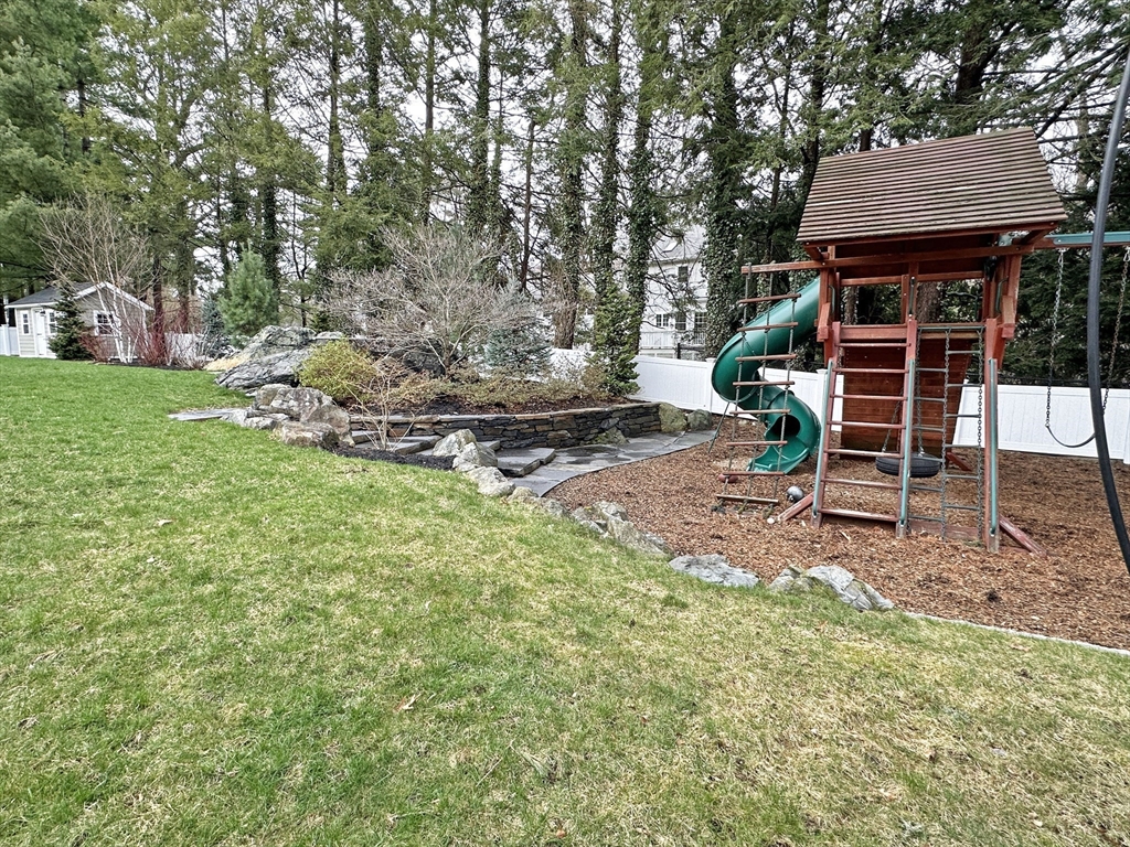 9 Lantern Rd, Belmont