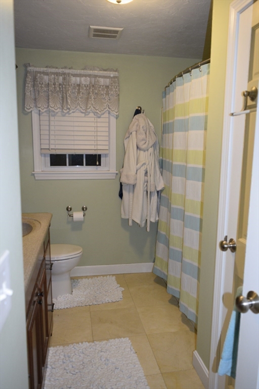 14 Meetinghouse Ln, Millbury