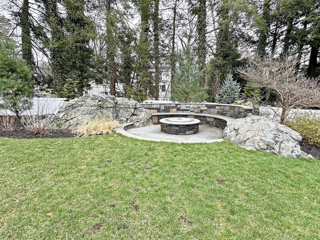 9 Lantern Rd, Belmont