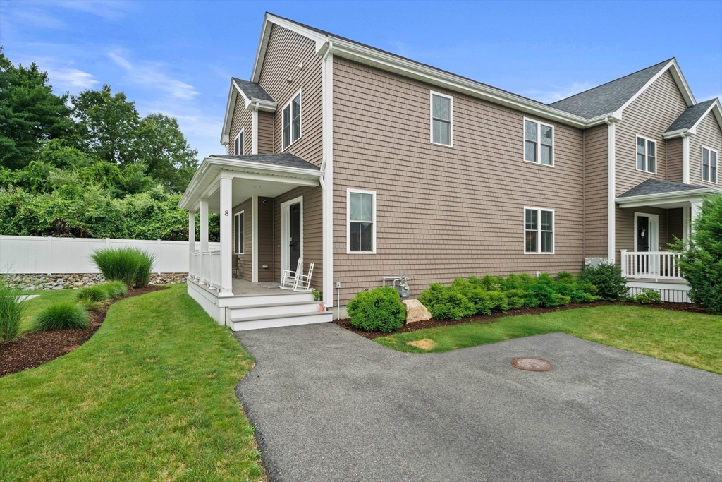 8 Old Field Way, Lakeville