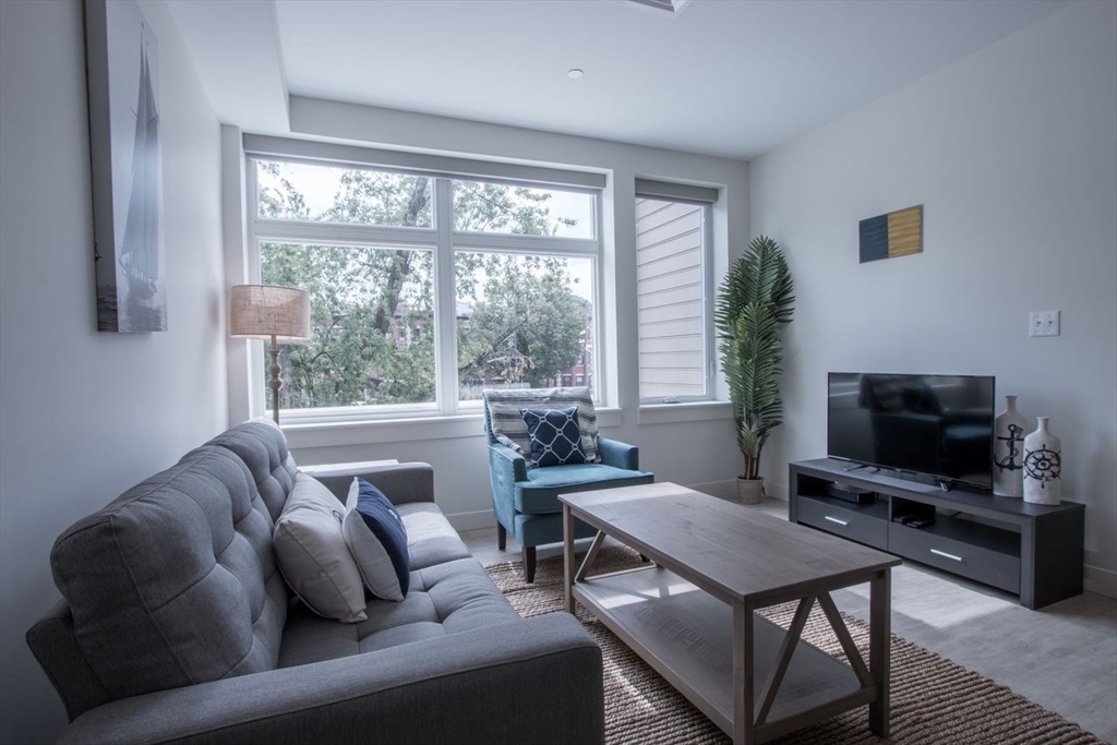 900 Beacon St, Fenway