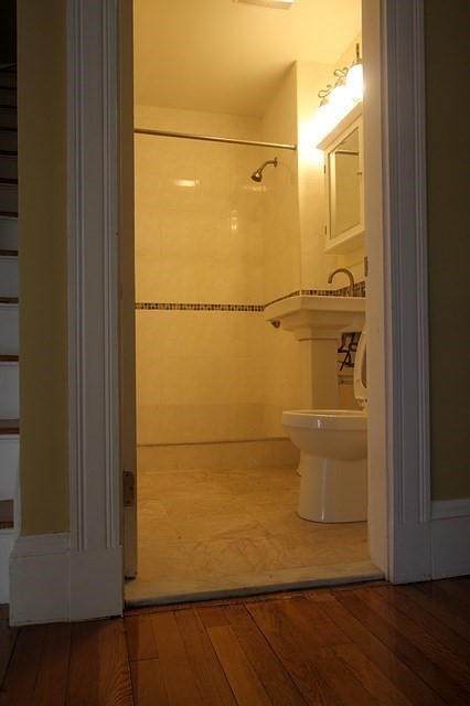 266 Lake Ave, Newton