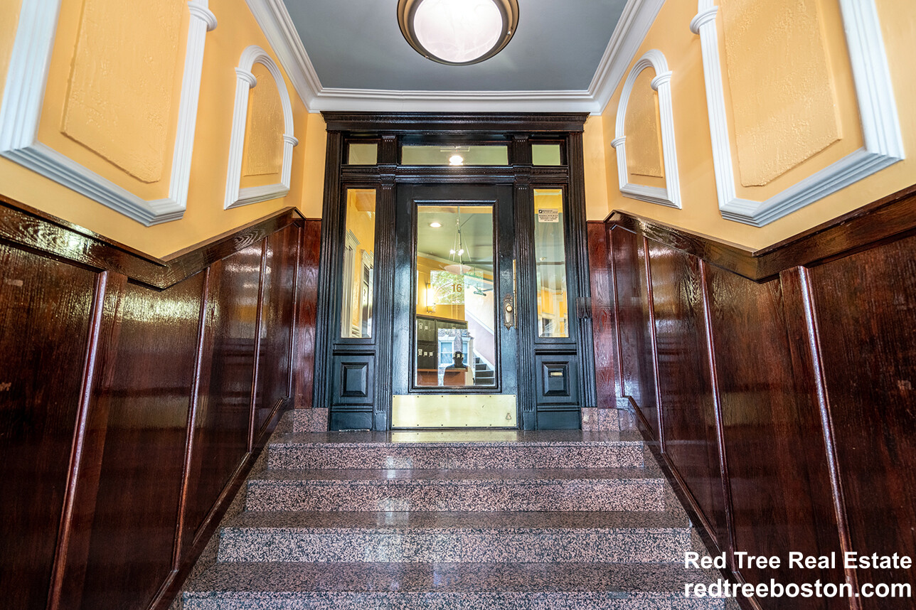 16 Queensberry St, Fenway