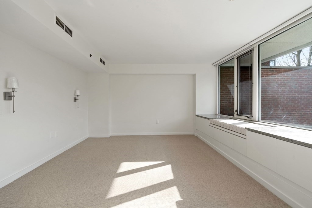 975 Memorial Dr, Harvard Square