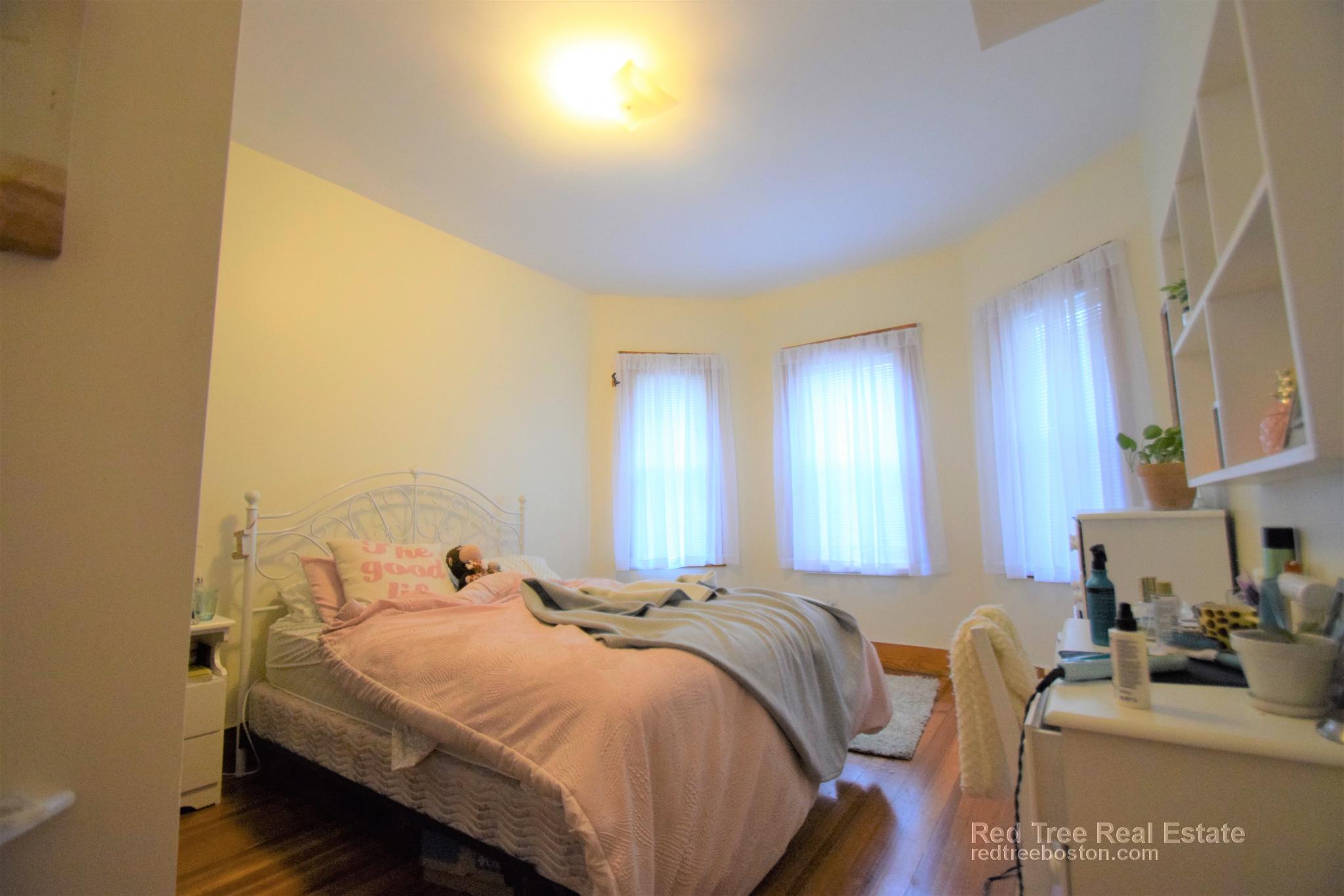 346 Faneuil St, Oak Square