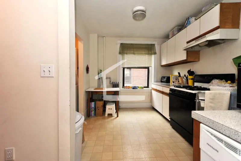 32 Linden St, Central Village