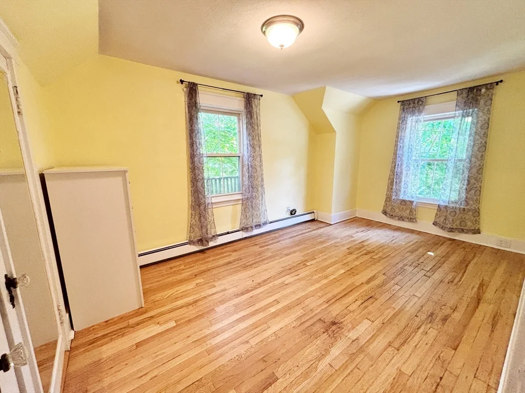 19 Maple St, Uxbridge